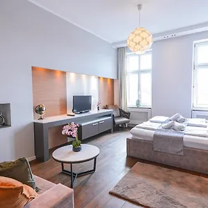 Christiano Hauptbahnhof | Contactless Check-in Wiedeń