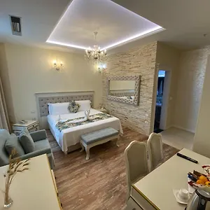 The Red Bricks 4* שקודר